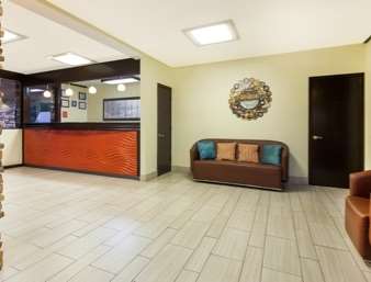 Howard Johnson by Wyndham Arlington Ballpark / Six Flags