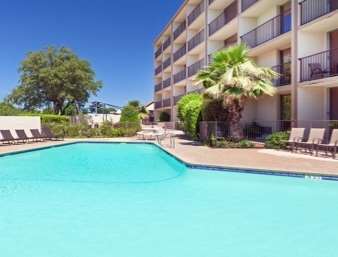 Howard Johnson by Wyndham Arlington Ballpark / Six Flags