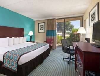 Howard Johnson by Wyndham Arlington Ballpark / Six Flags