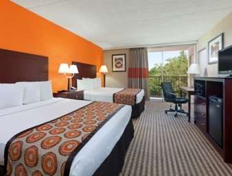 Howard Johnson by Wyndham Arlington Ballpark / Six Flags