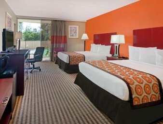 Howard Johnson by Wyndham Arlington Ballpark / Six Flags