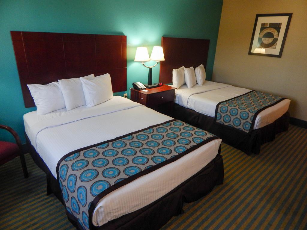 Howard Johnson by Wyndham Arlington Ballpark / Six Flags