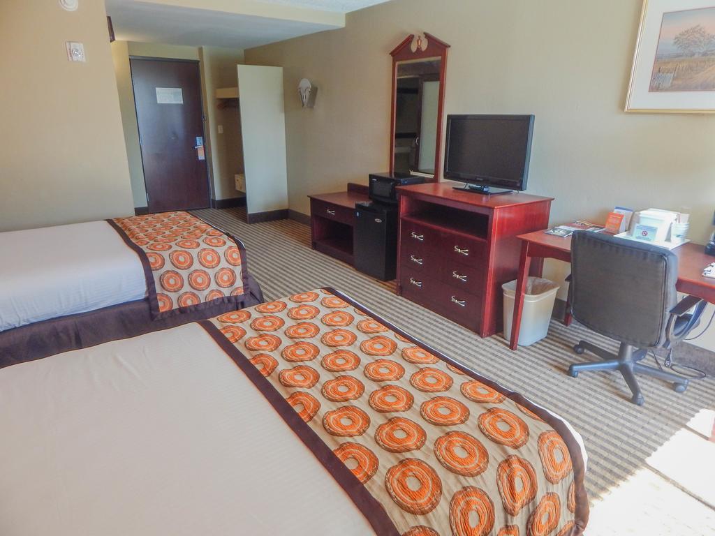 Howard Johnson by Wyndham Arlington Ballpark / Six Flags
