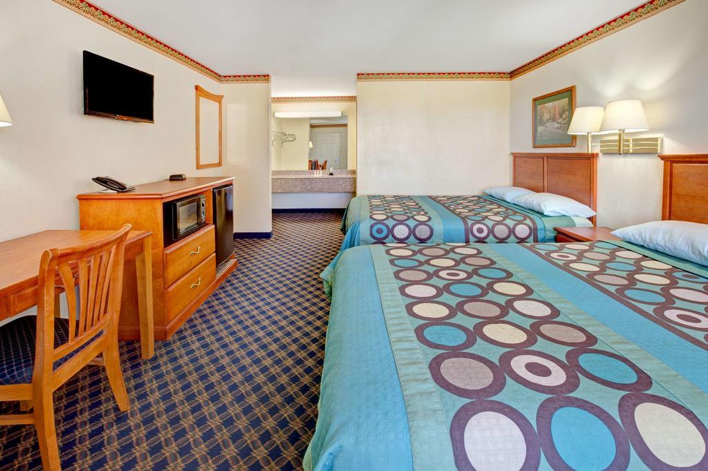 Super 8 by Wyndham Arlington Near AT&T Stadium