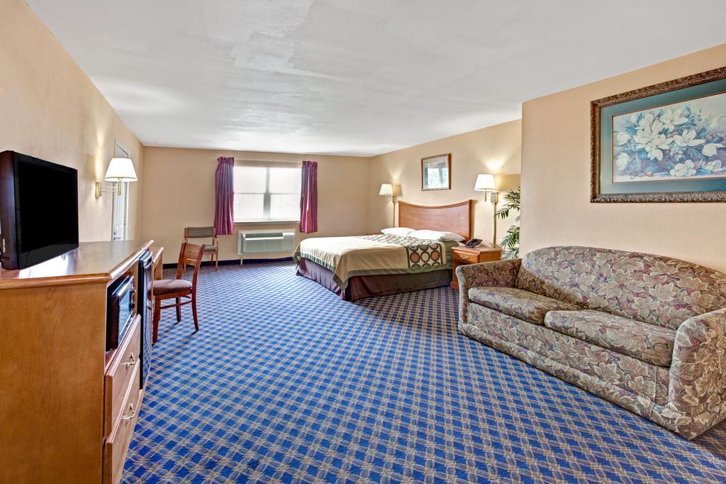 Super 8 by Wyndham Arlington Near AT&T Stadium