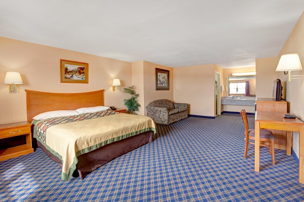 Super 8 by Wyndham Arlington Near AT&T Stadium
