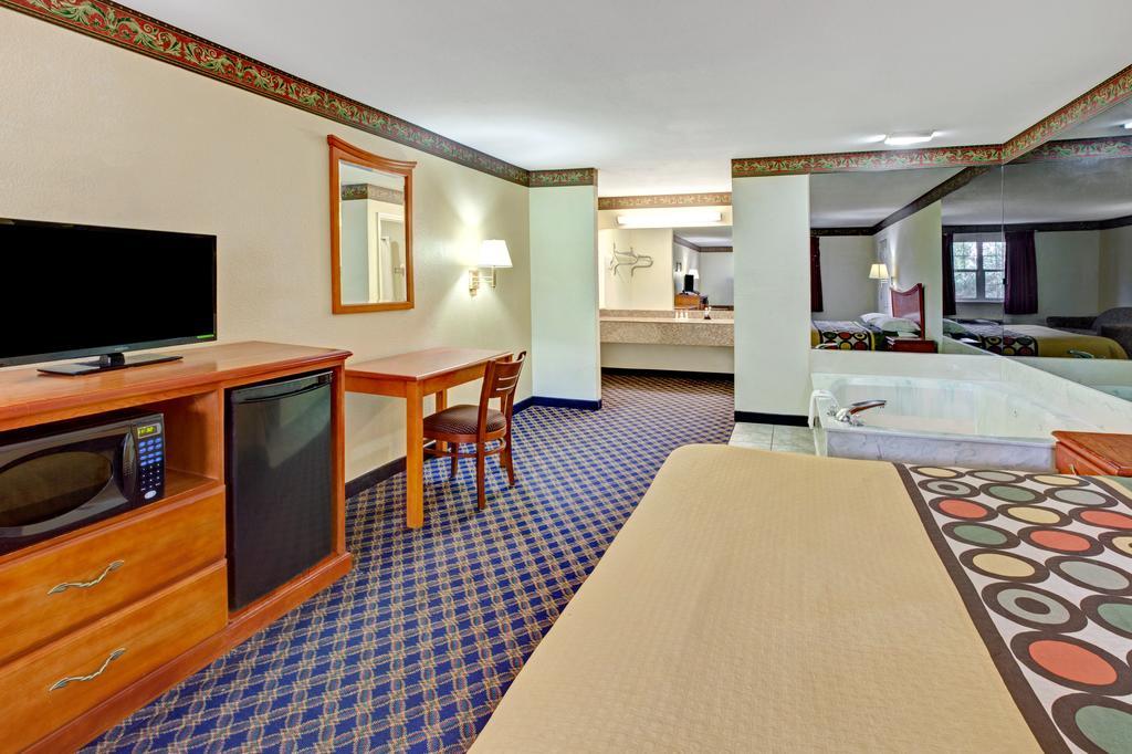 Super 8 by Wyndham Arlington Near AT&T Stadium