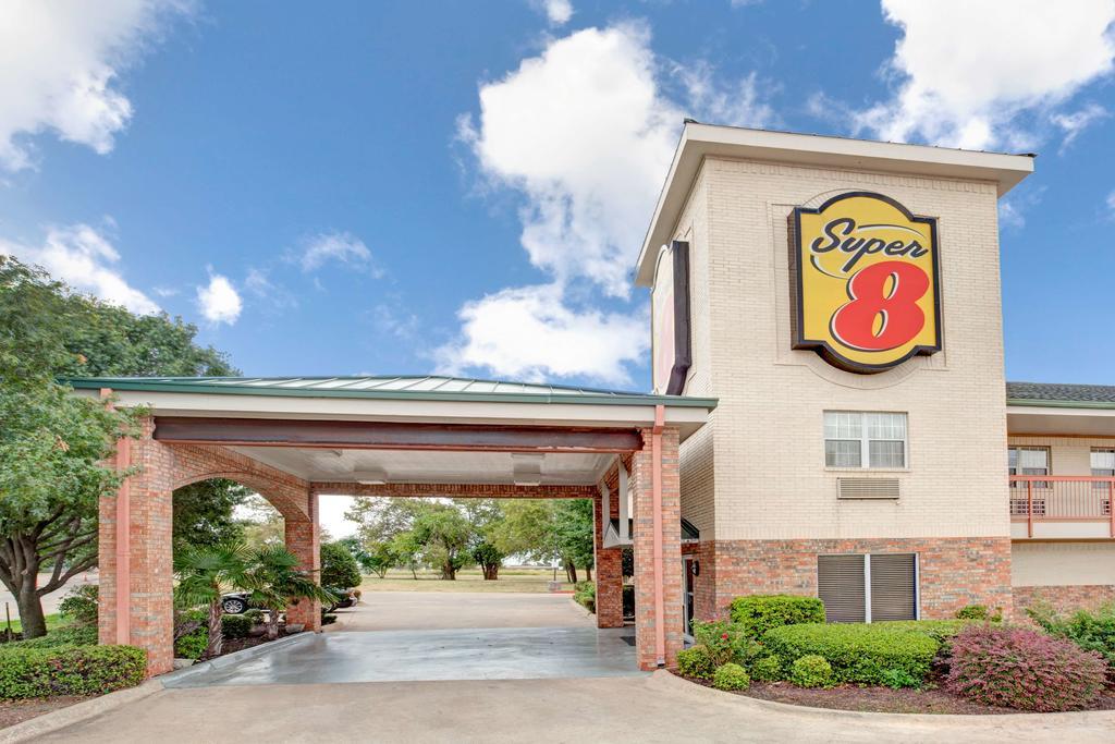 Super 8 by Wyndham Arlington Near AT&T Stadium