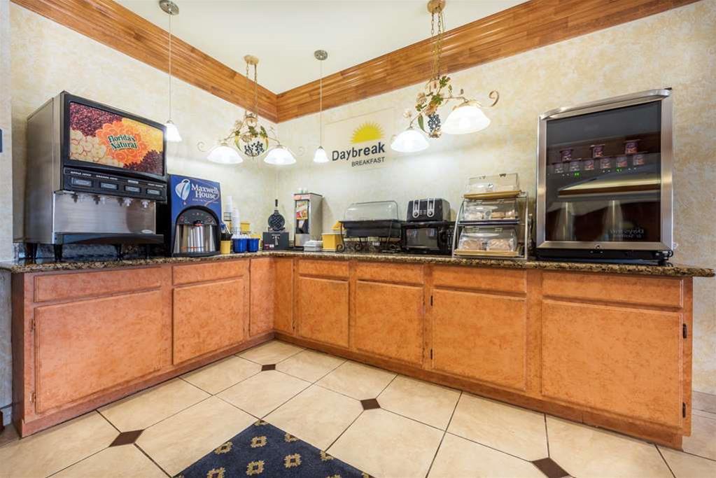Days Inn & Suites by Wyndham Cleburne TX