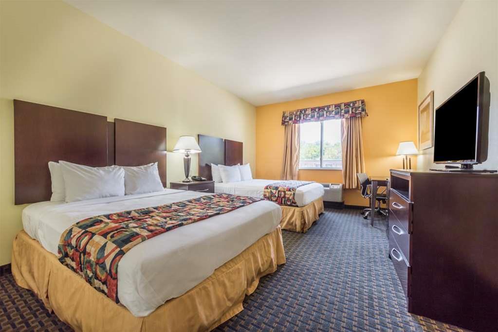 Days Inn & Suites by Wyndham Cleburne TX