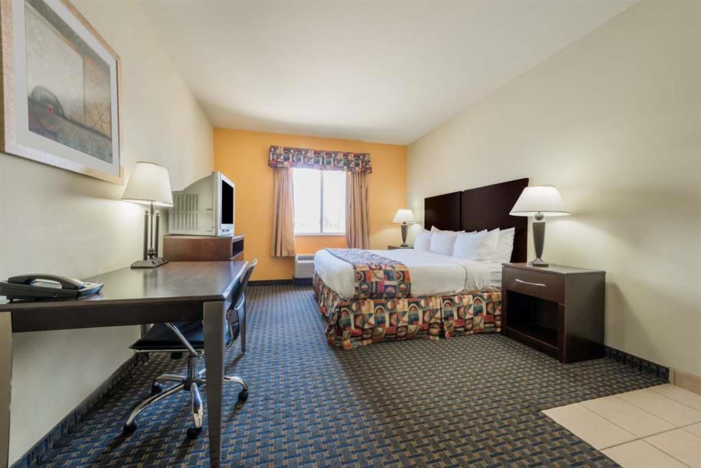 Days Inn & Suites by Wyndham Cleburne TX