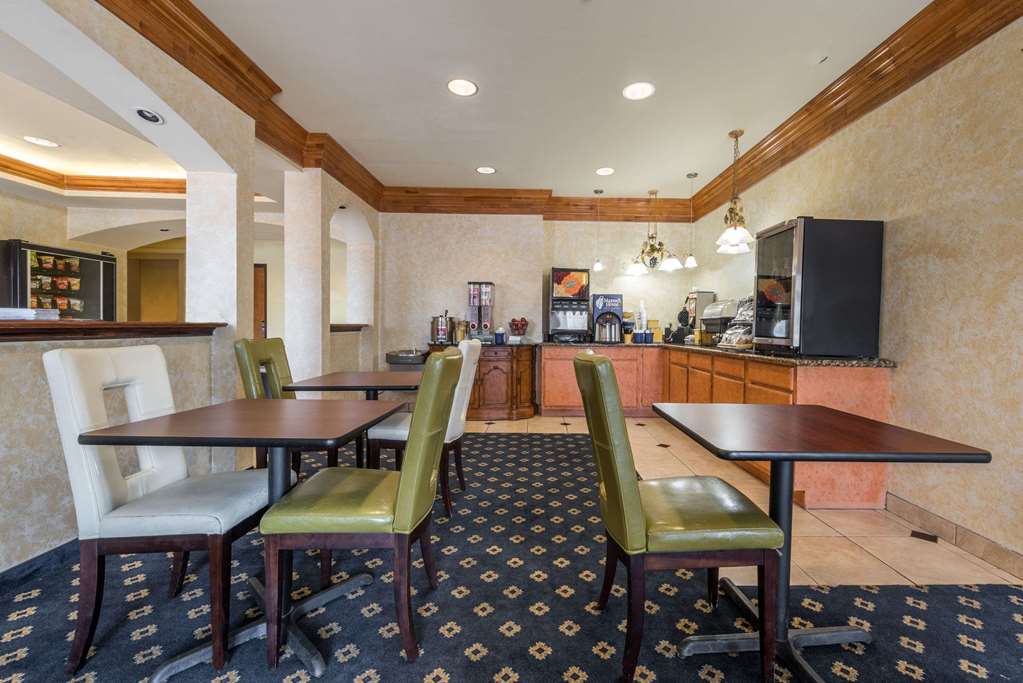 Days Inn & Suites by Wyndham Cleburne TX