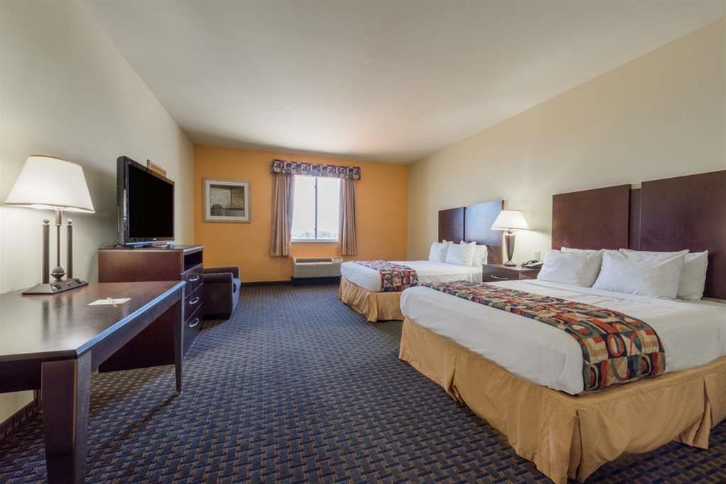 Days Inn & Suites by Wyndham Cleburne TX