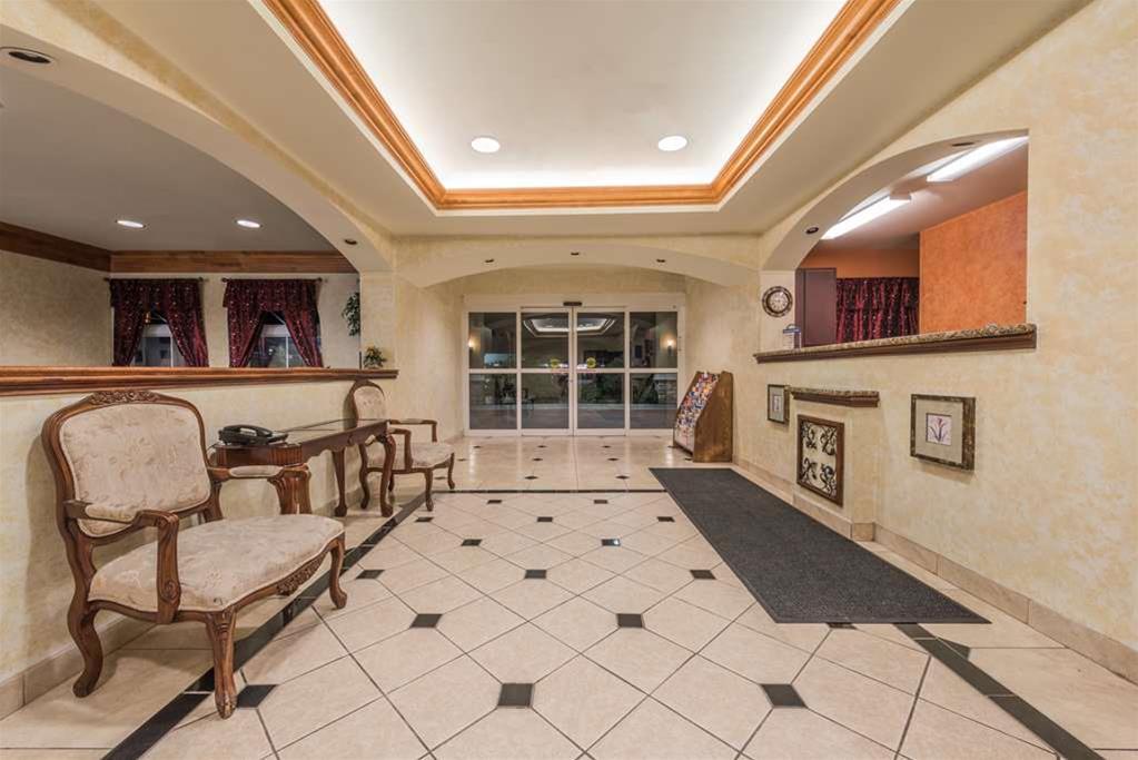 Days Inn & Suites by Wyndham Cleburne TX
