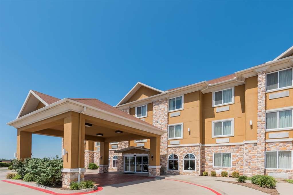 Days Inn & Suites by Wyndham Cleburne TX