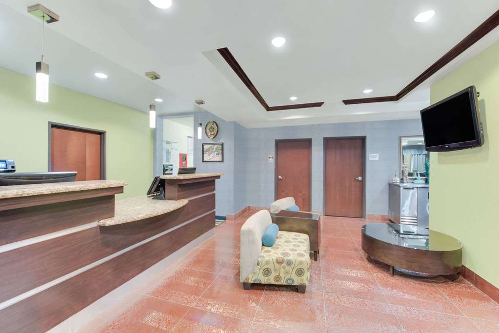 Super 8 by Wyndham Cotulla TX