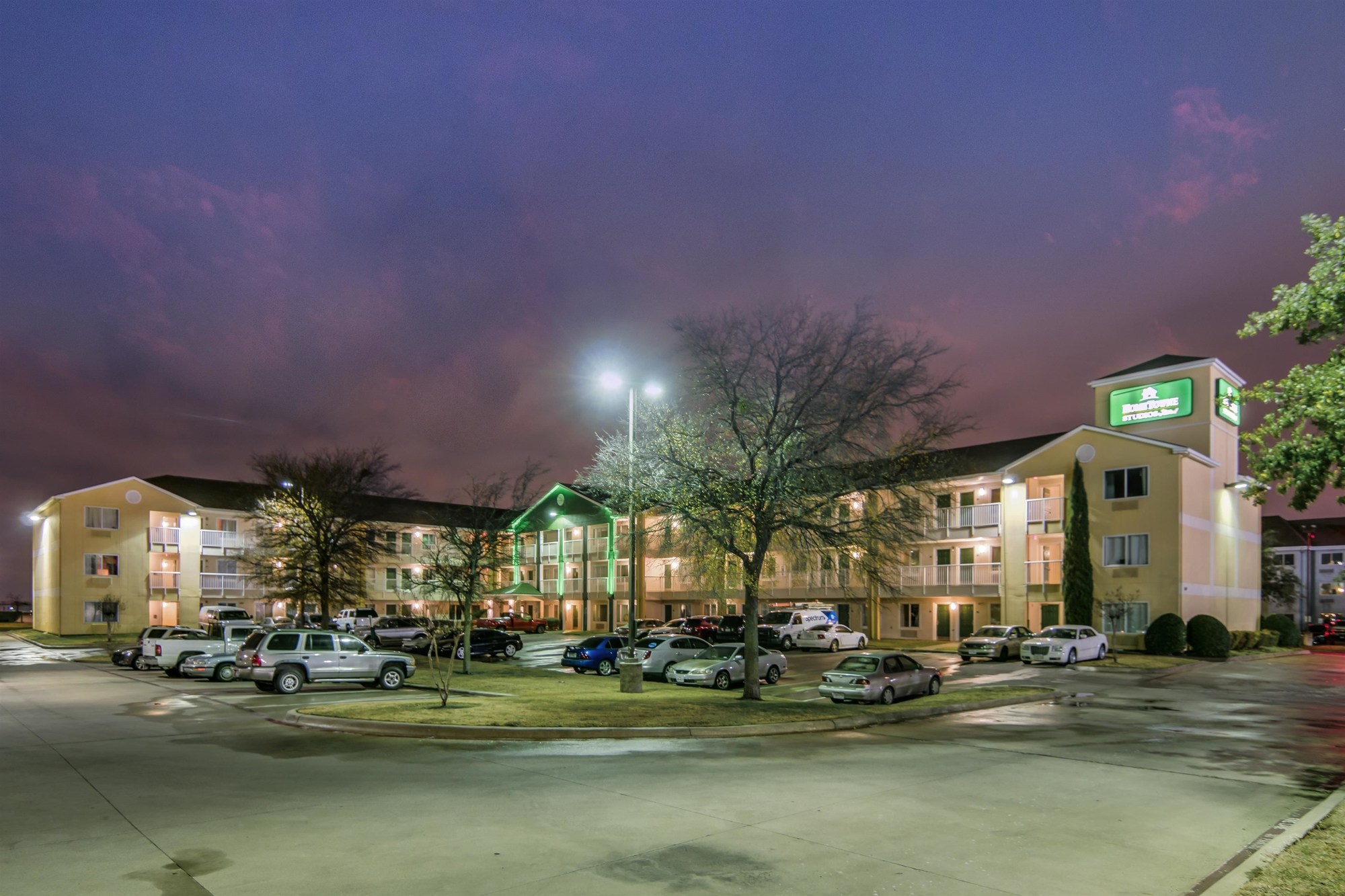 HomeTowne Studios Dallas - Fort Worth