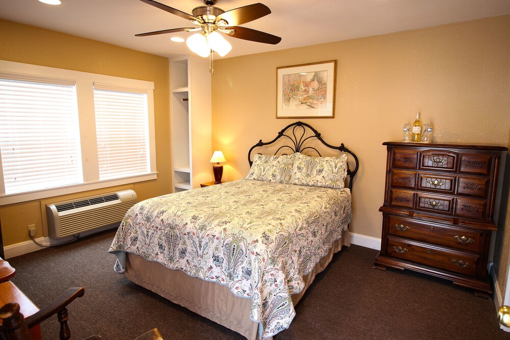 Peach Tree Inn & Suites
