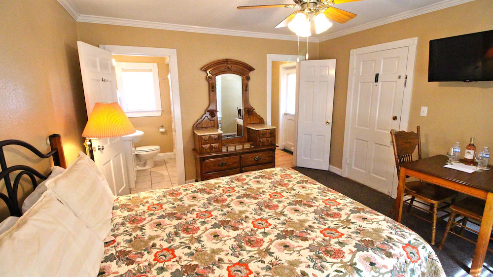 Peach Tree Inn & Suites