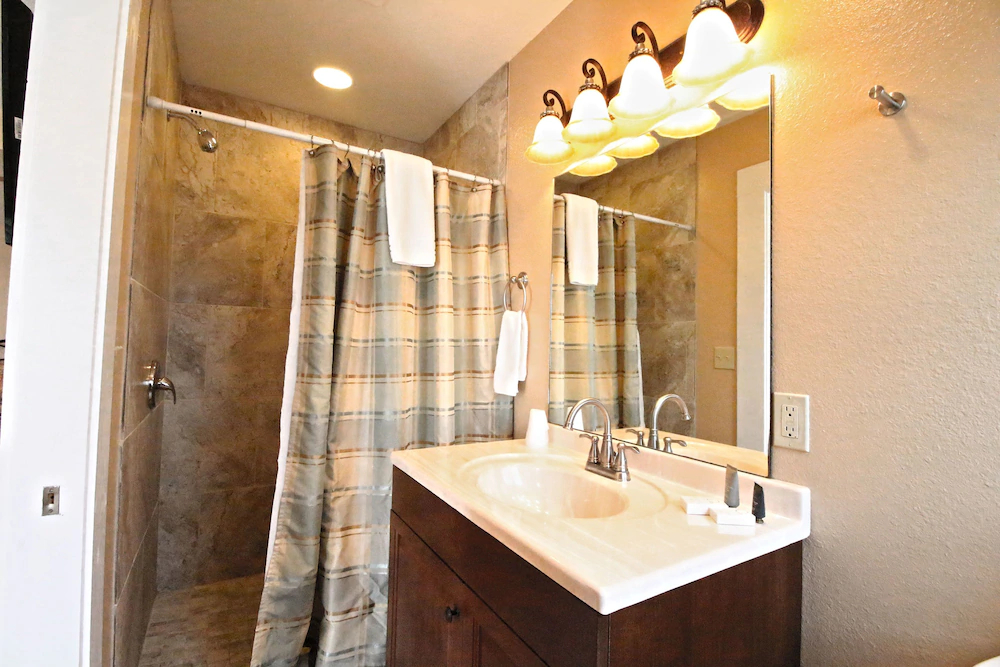 Peach Tree Inn & Suites