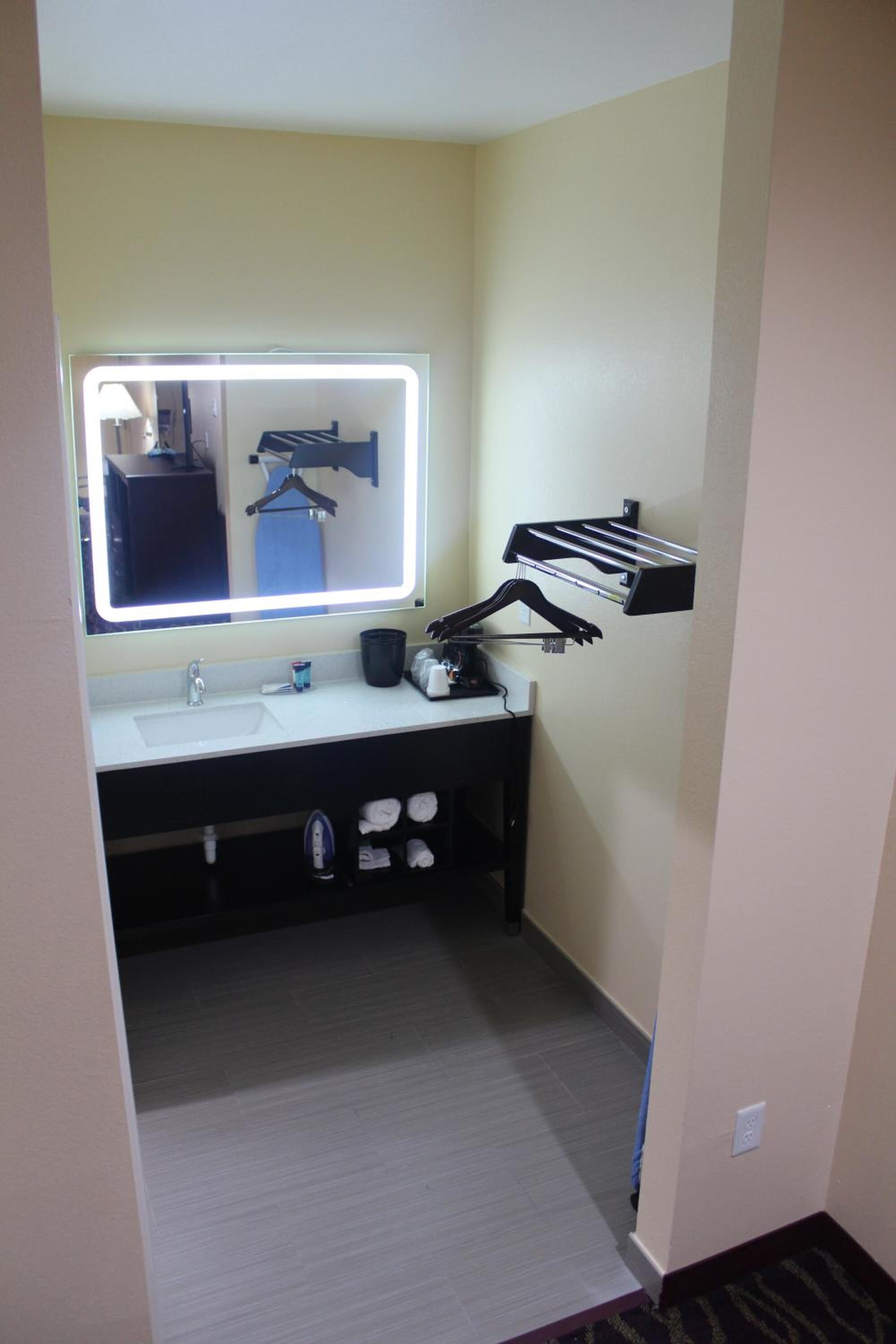 Express Inn & Suites