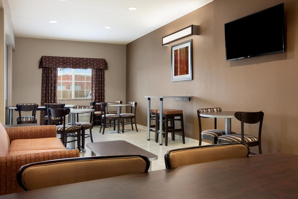 Microtel Inn & Suites by Wyndham Kenedy
