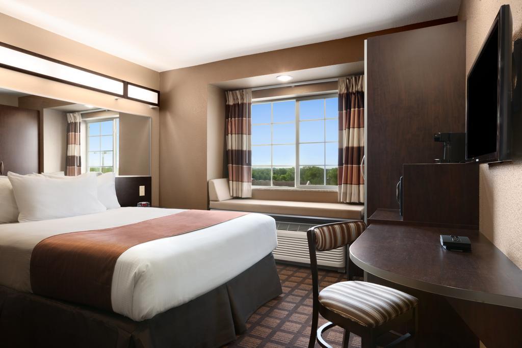 Microtel Inn & Suites by Wyndham Kenedy