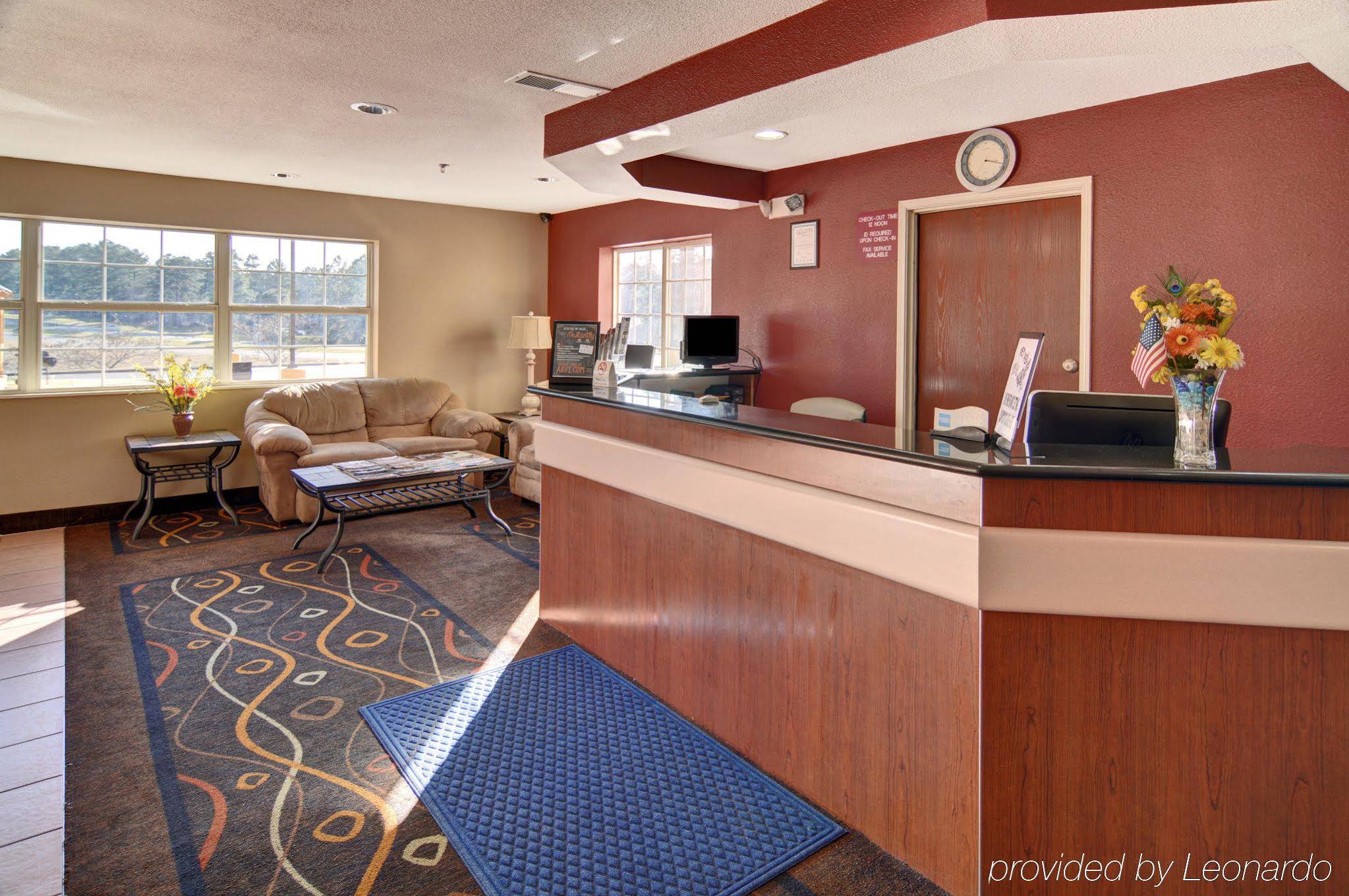 HomeTown Inn & Suites