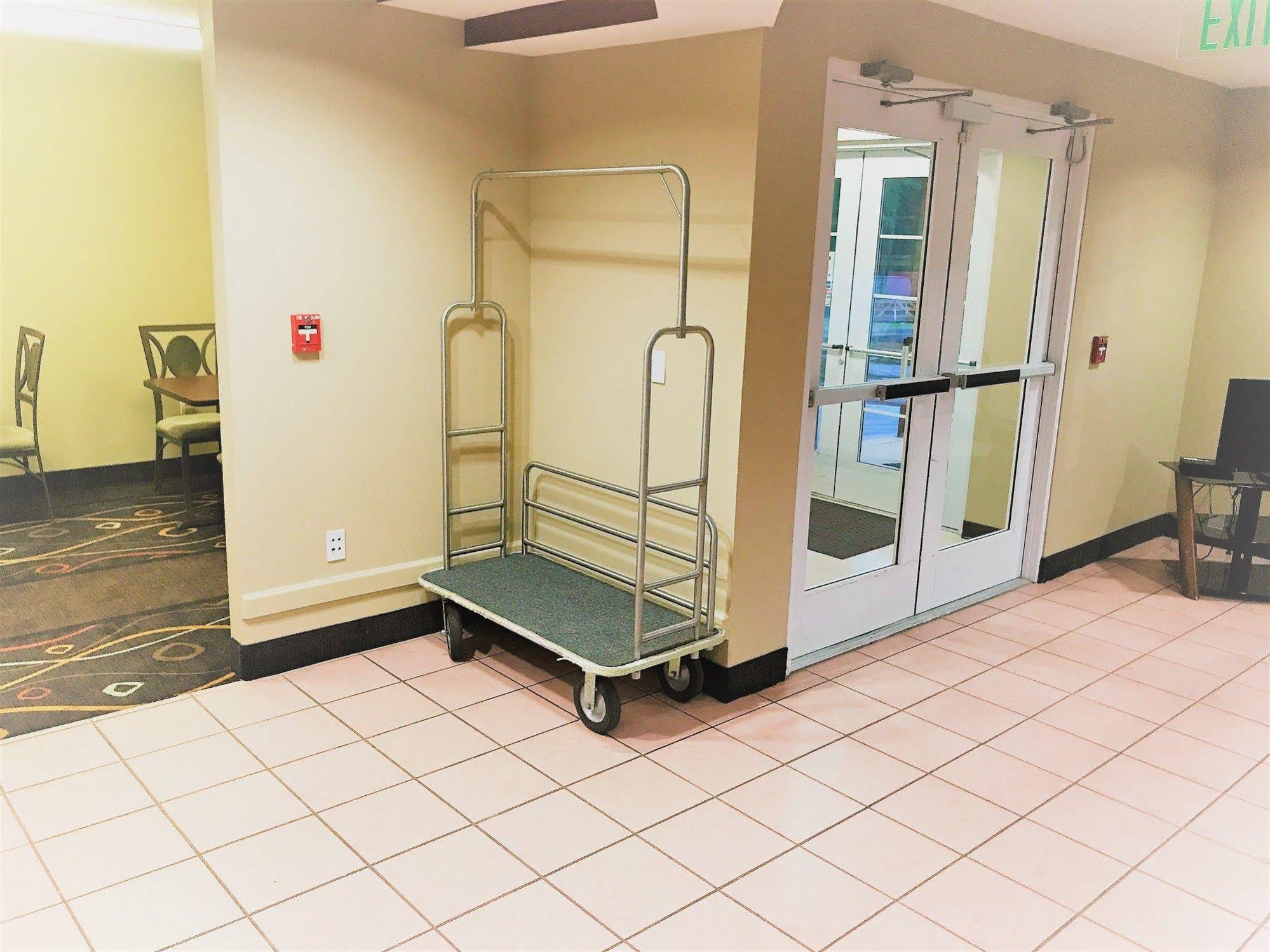 HomeTown Inn & Suites