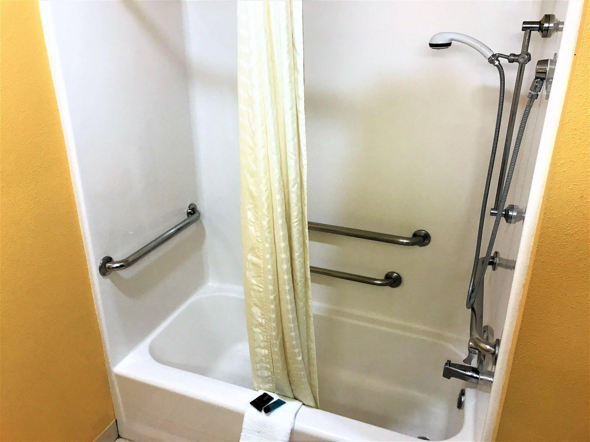 HomeTown Inn & Suites