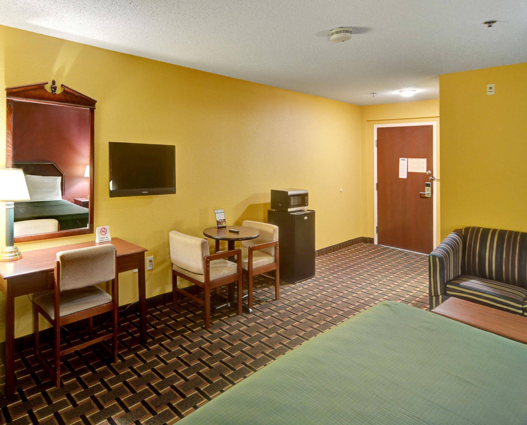 HomeTown Inn & Suites