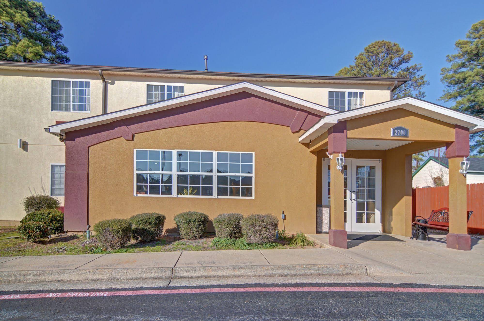 HomeTown Inn & Suites