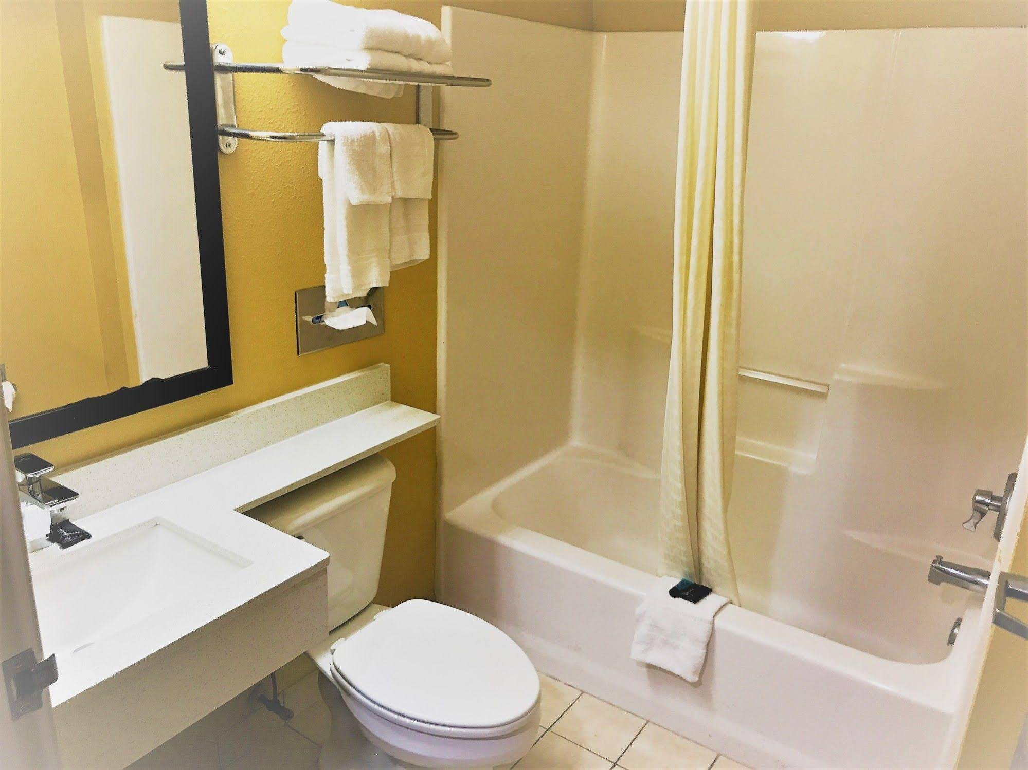 HomeTown Inn & Suites