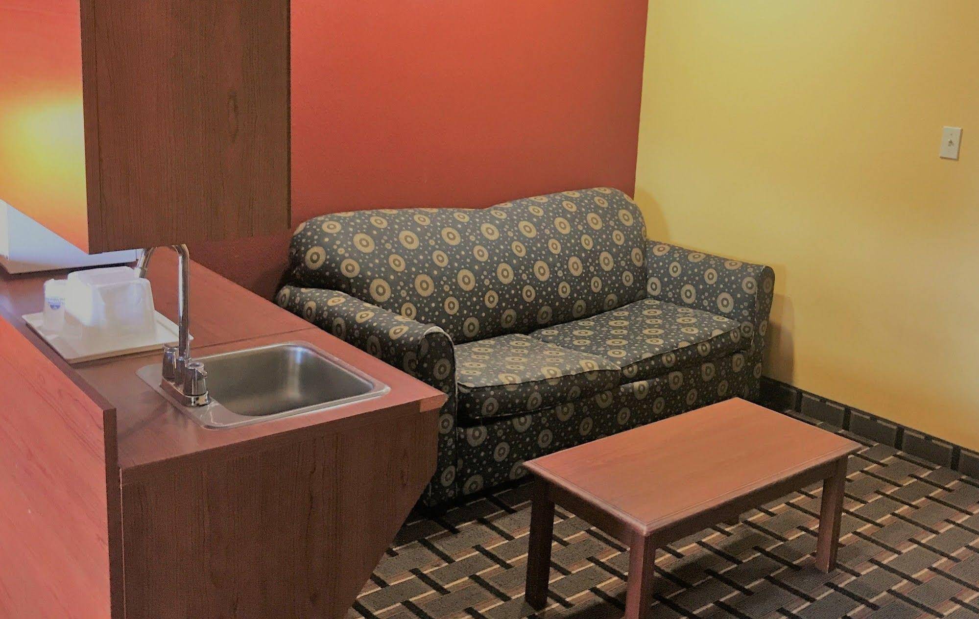 HomeTown Inn & Suites
