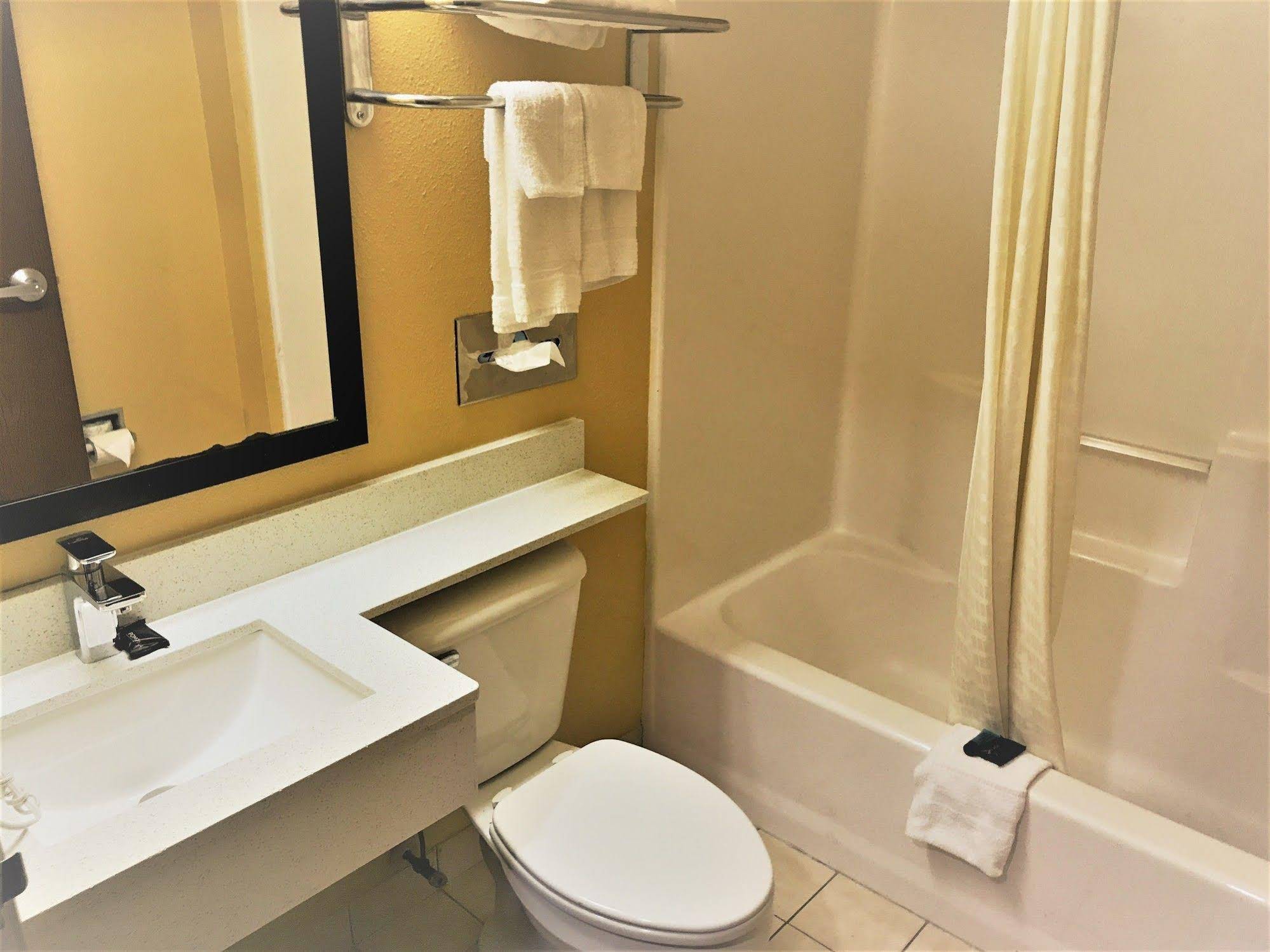 HomeTown Inn & Suites