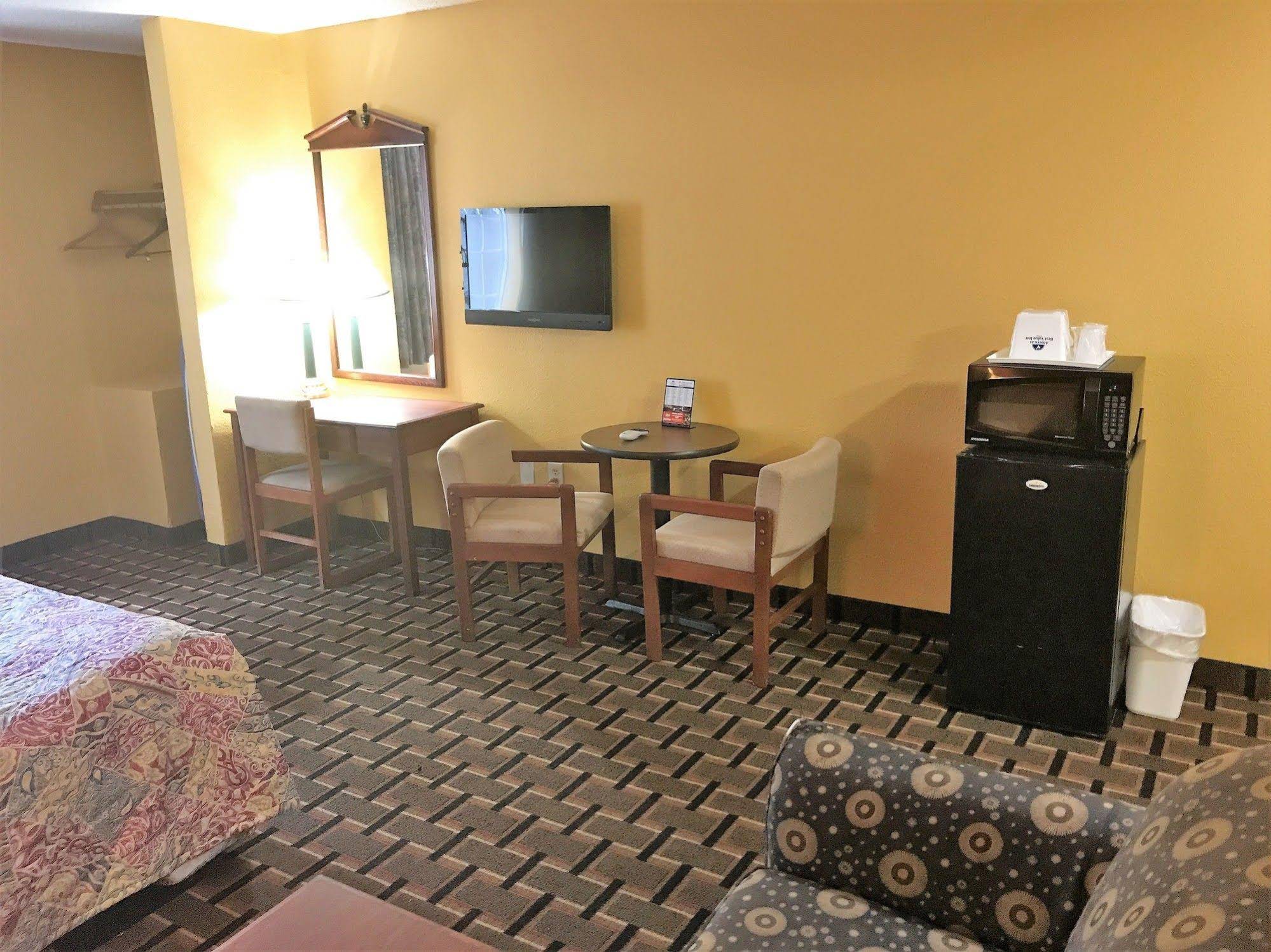 HomeTown Inn & Suites