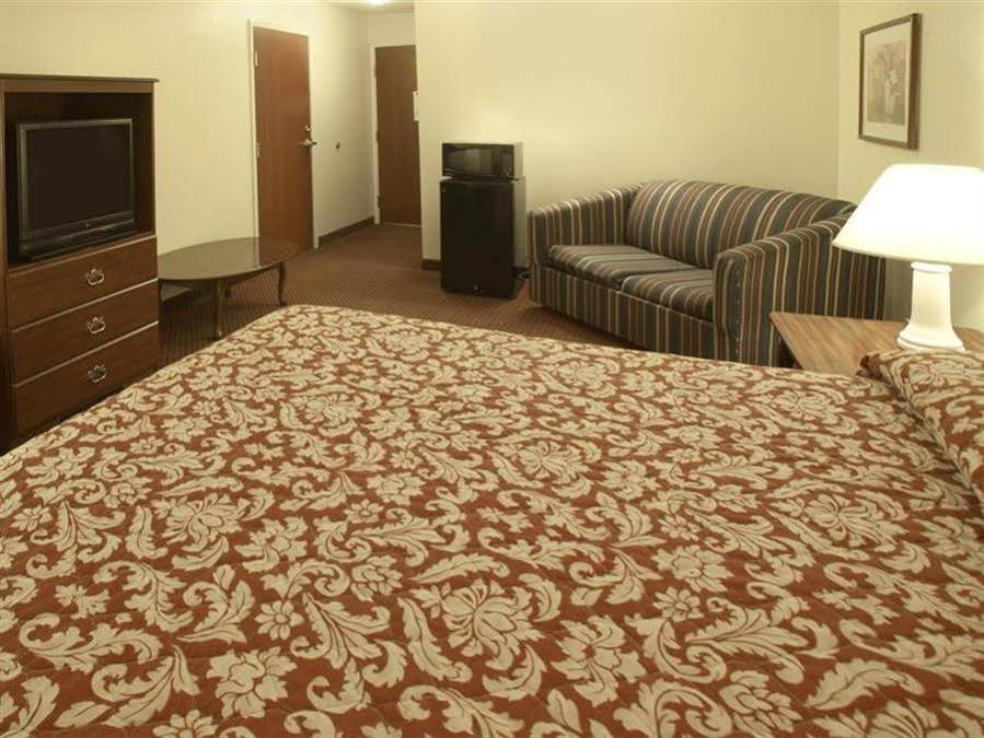 HomeTown Inn & Suites