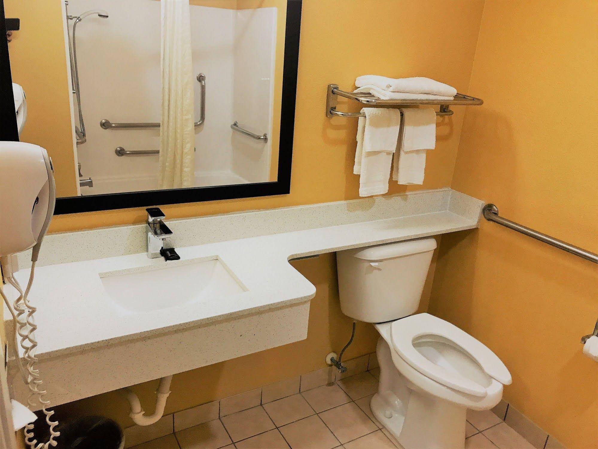 HomeTown Inn & Suites