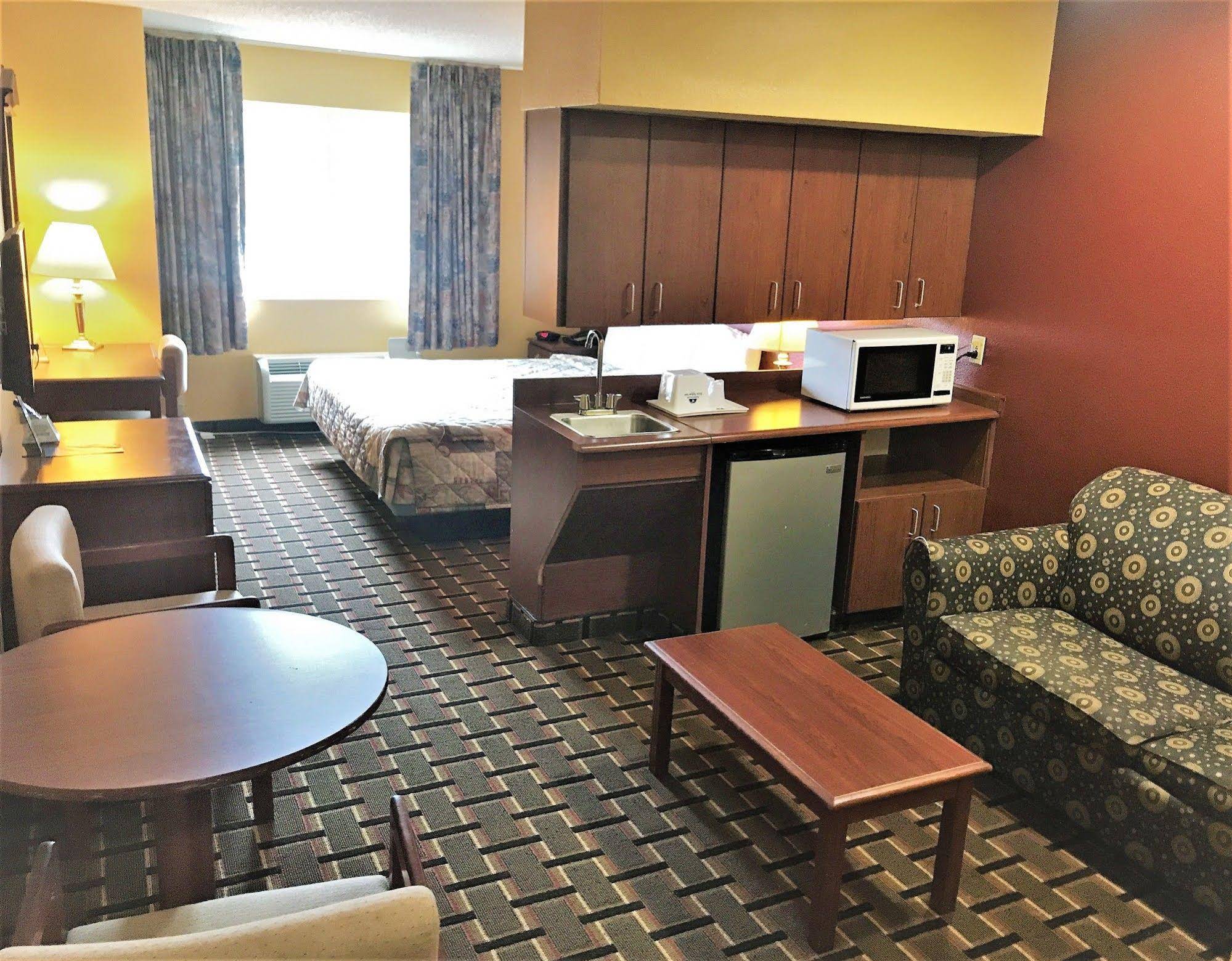 HomeTown Inn & Suites