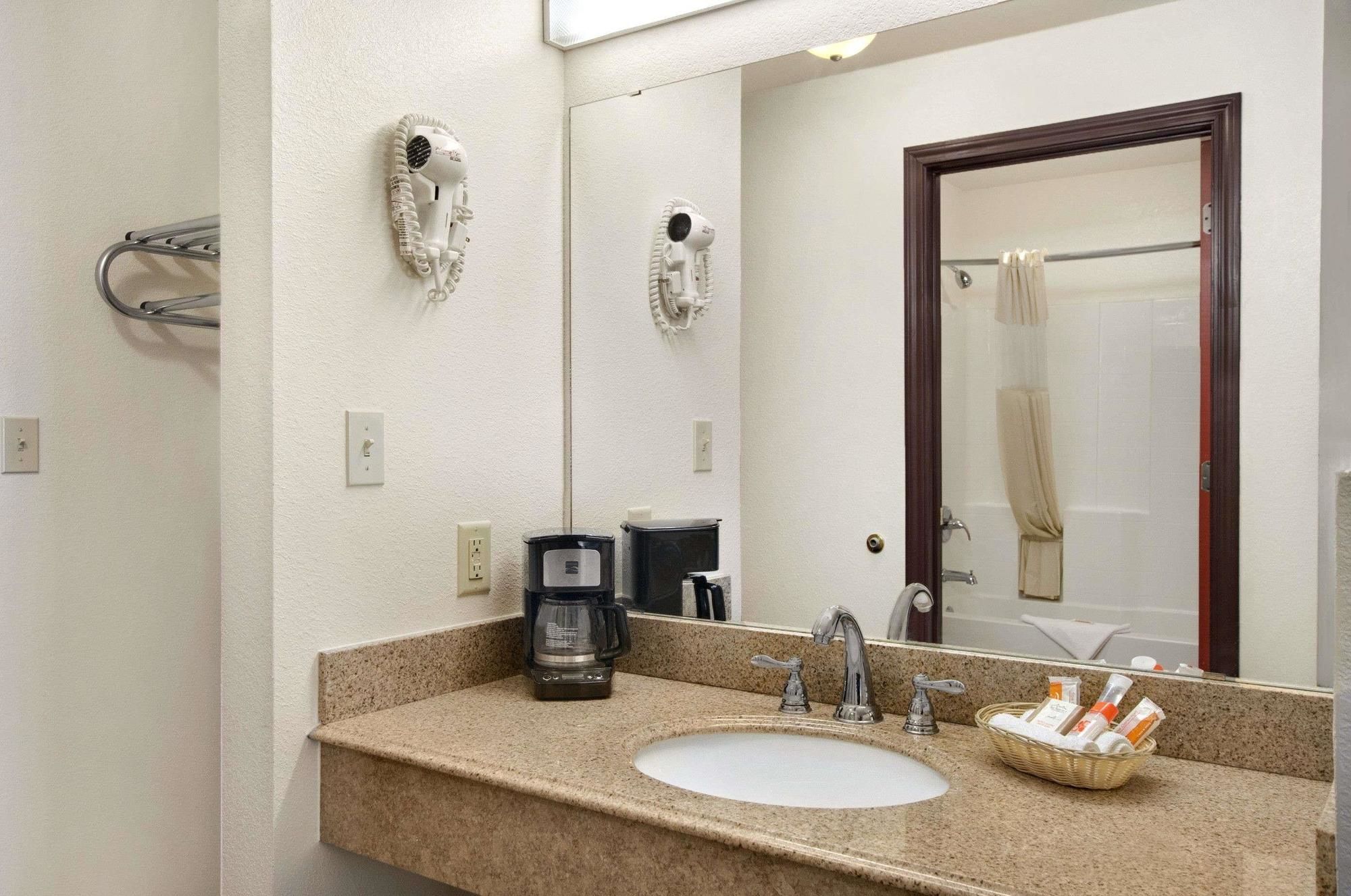 Howard Johnson by Wyndham Lubbock TX