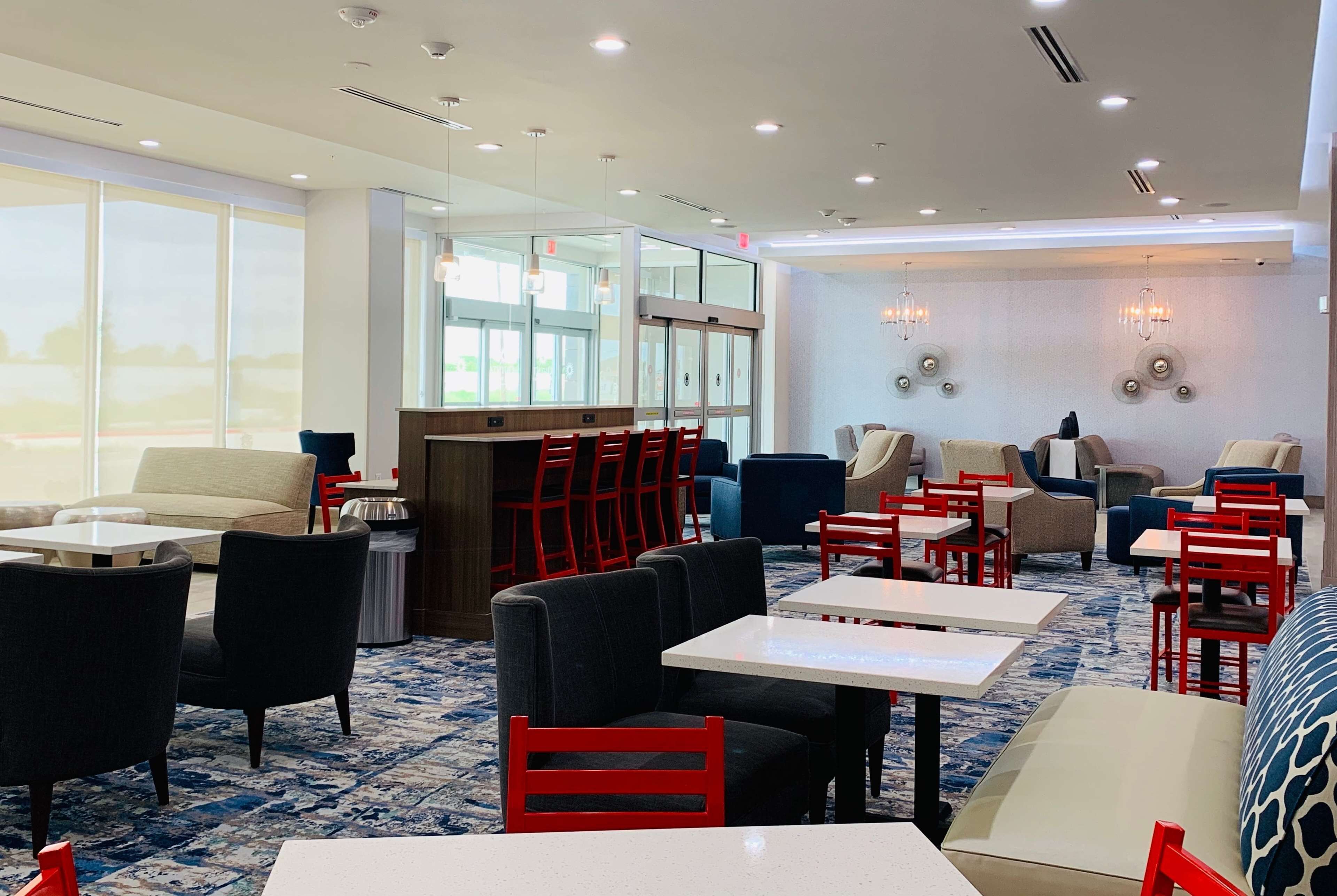 La Quinta Inn & Suites by Wyndham-Red Oak TX IH-35E