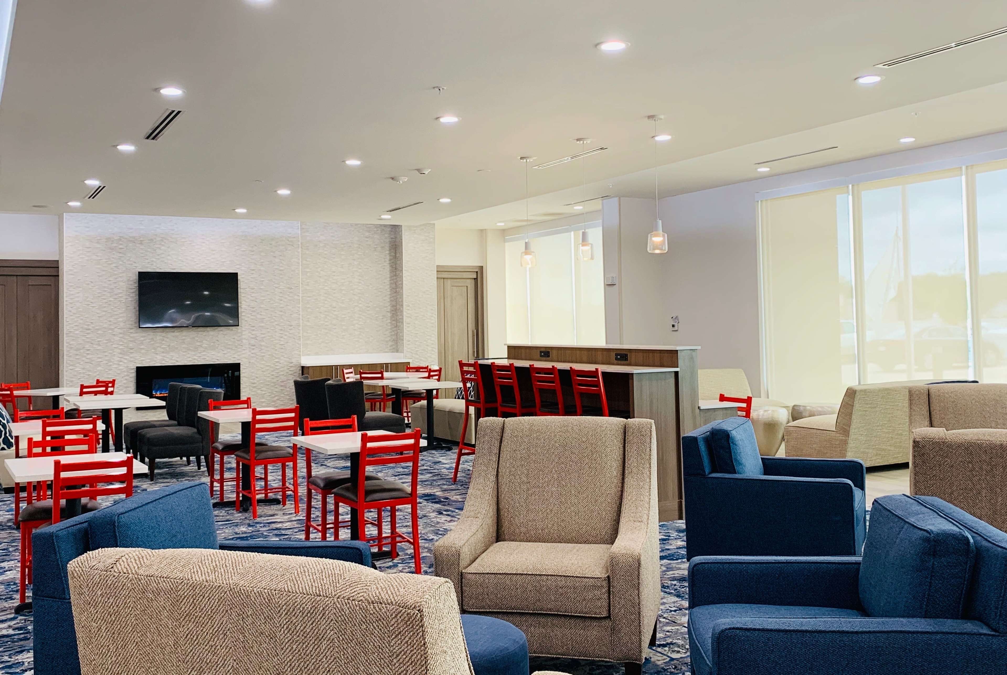 La Quinta Inn & Suites by Wyndham-Red Oak TX IH-35E