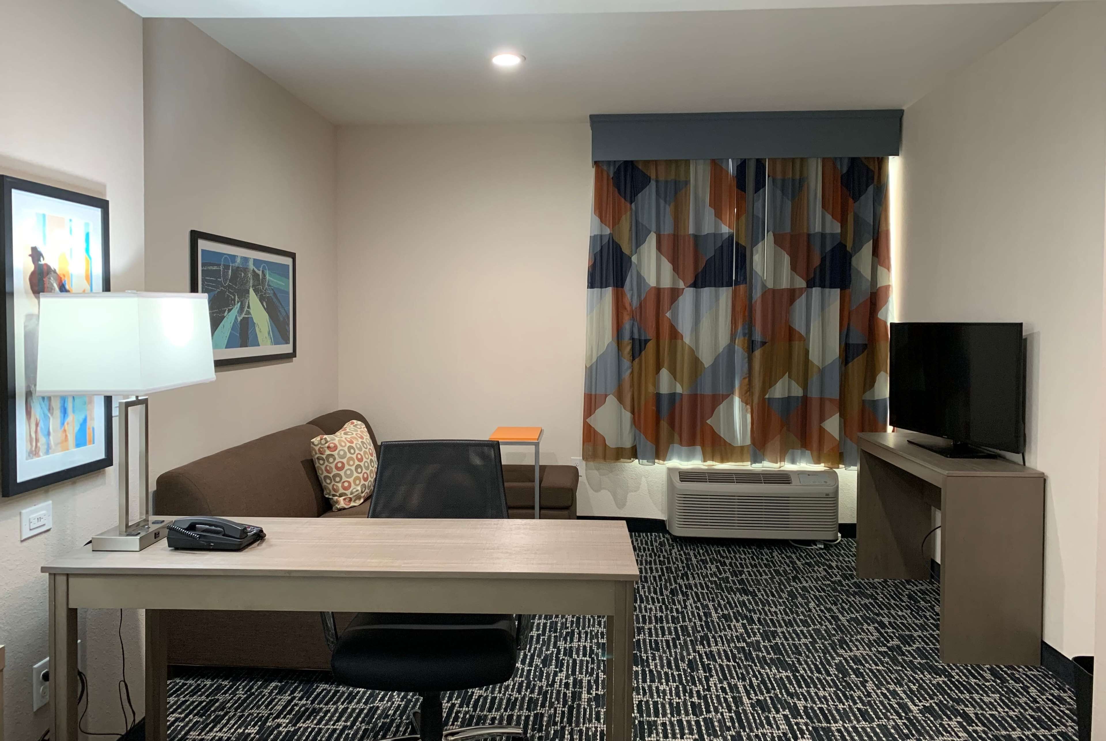 La Quinta Inn & Suites by Wyndham-Red Oak TX IH-35E