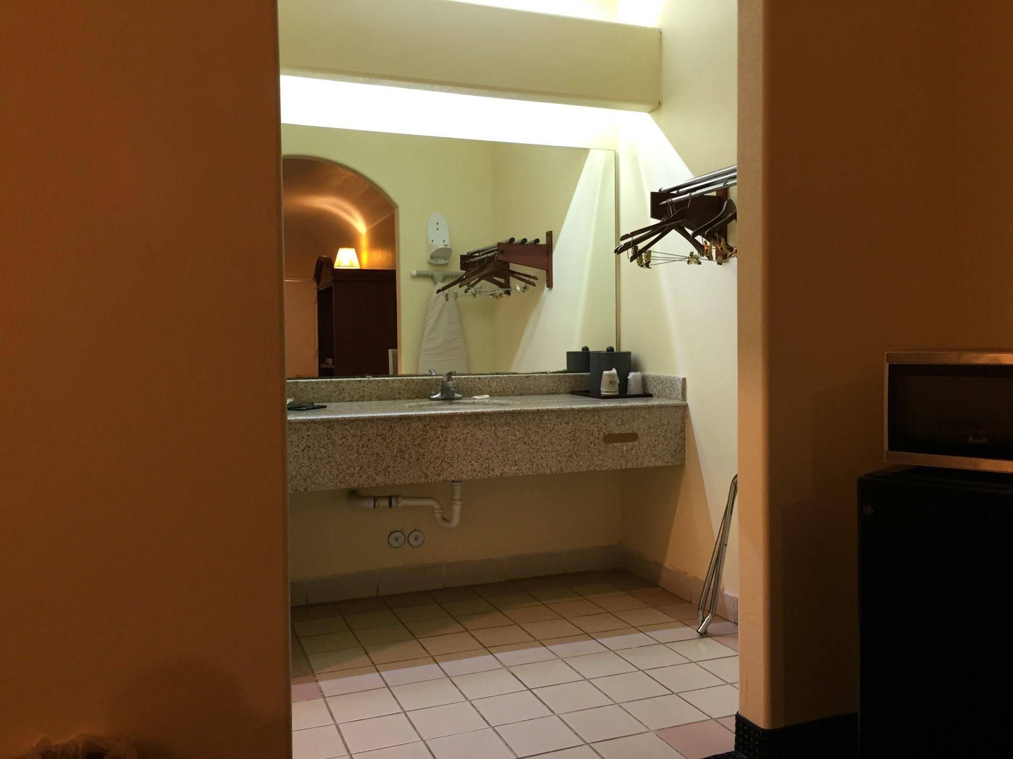 Executive Inn & Suites