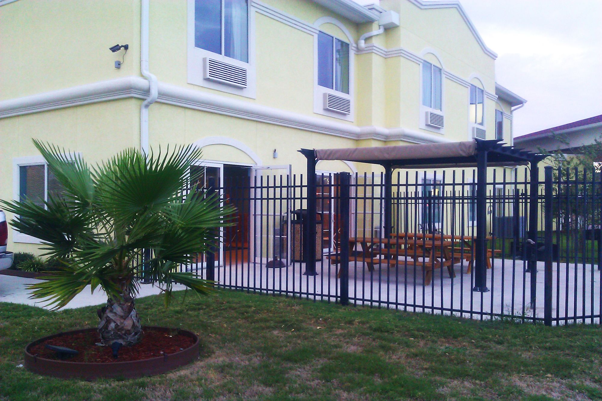 Three Rivers Inn & Suites