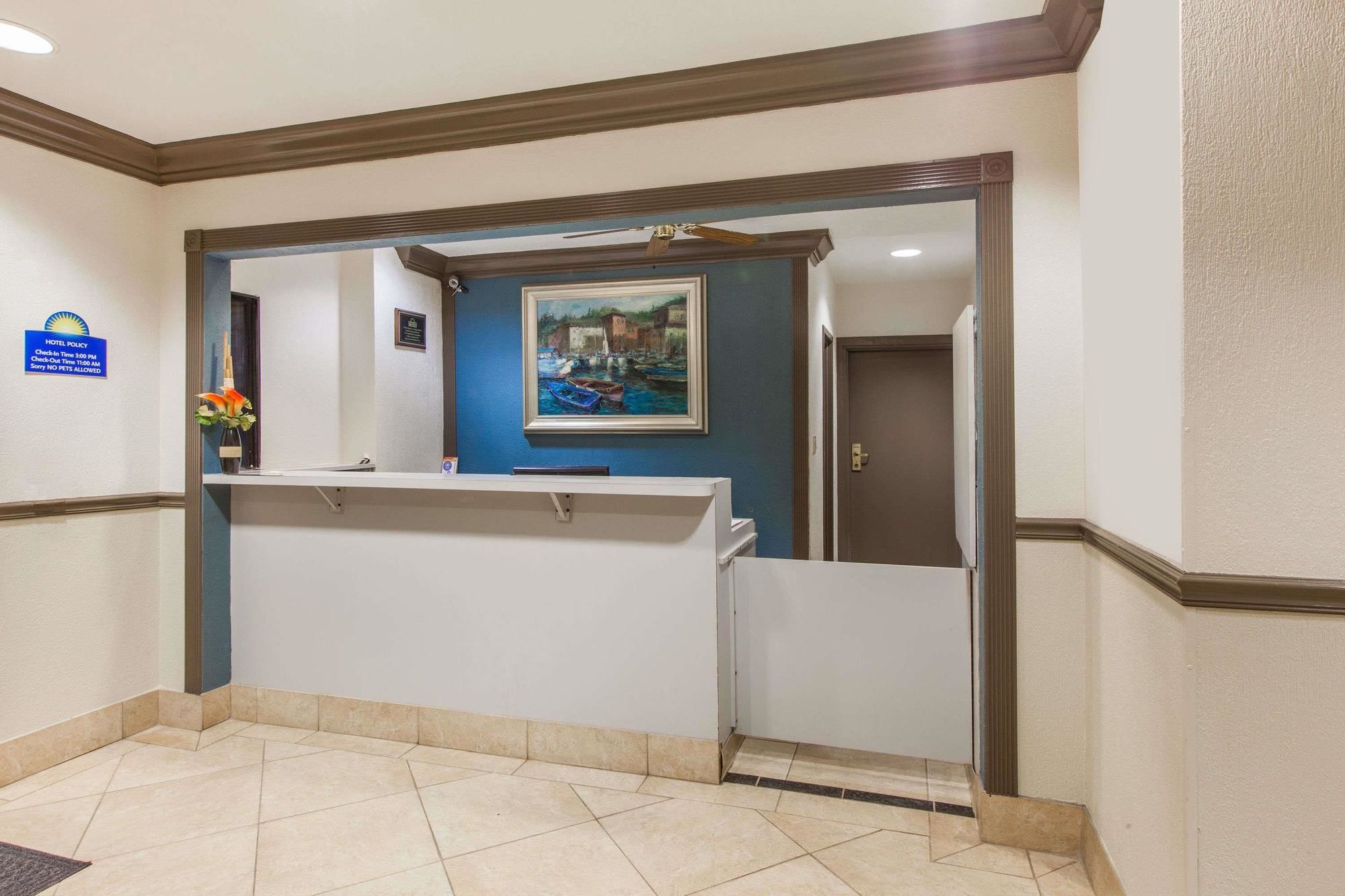 Days Inn & Suites by Wyndham NASA Space Center Houston