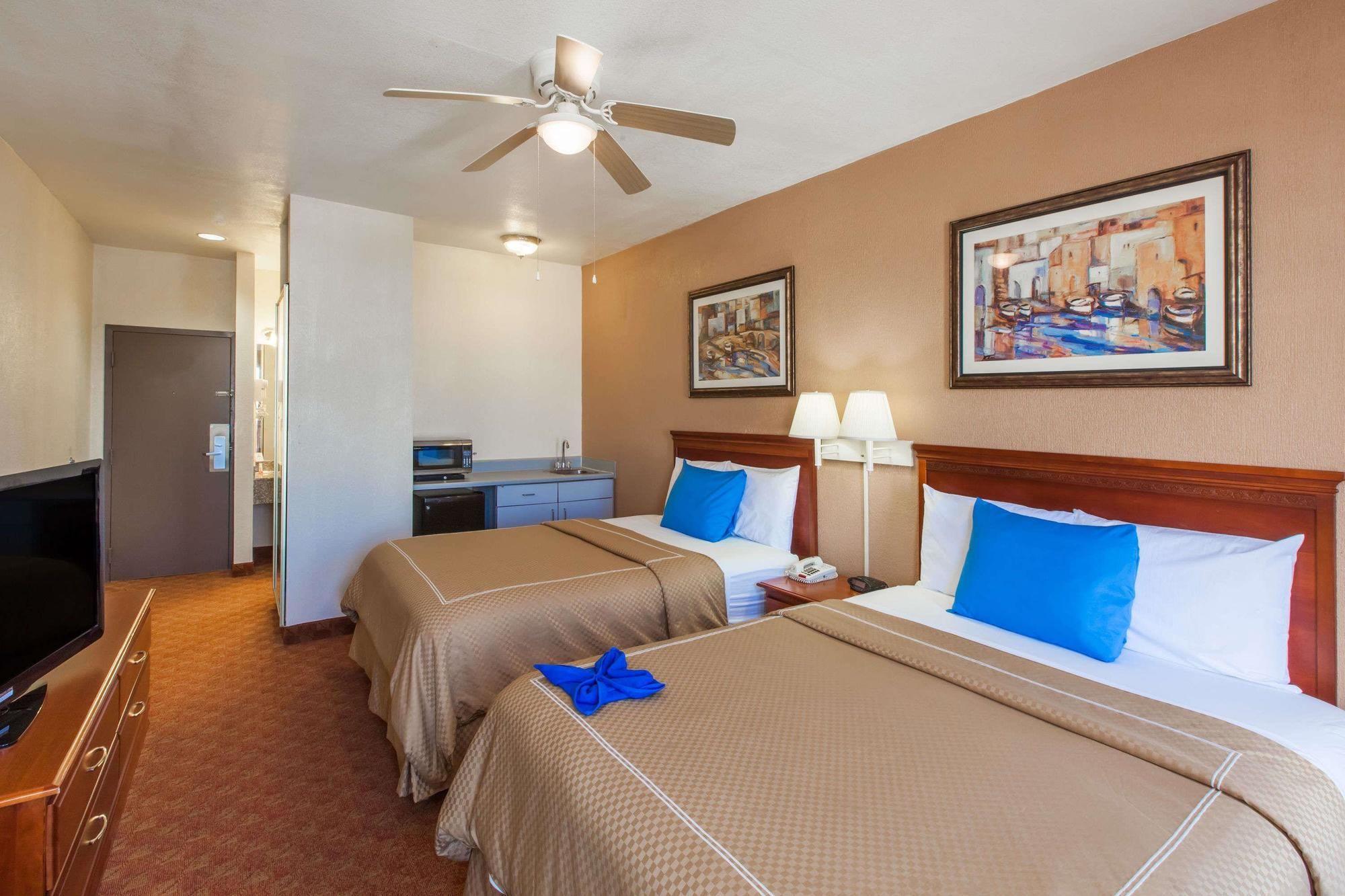 Days Inn & Suites by Wyndham NASA Space Center Houston