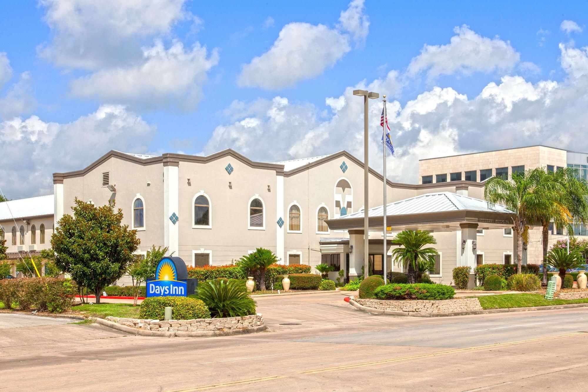Days Inn & Suites by Wyndham NASA Space Center Houston