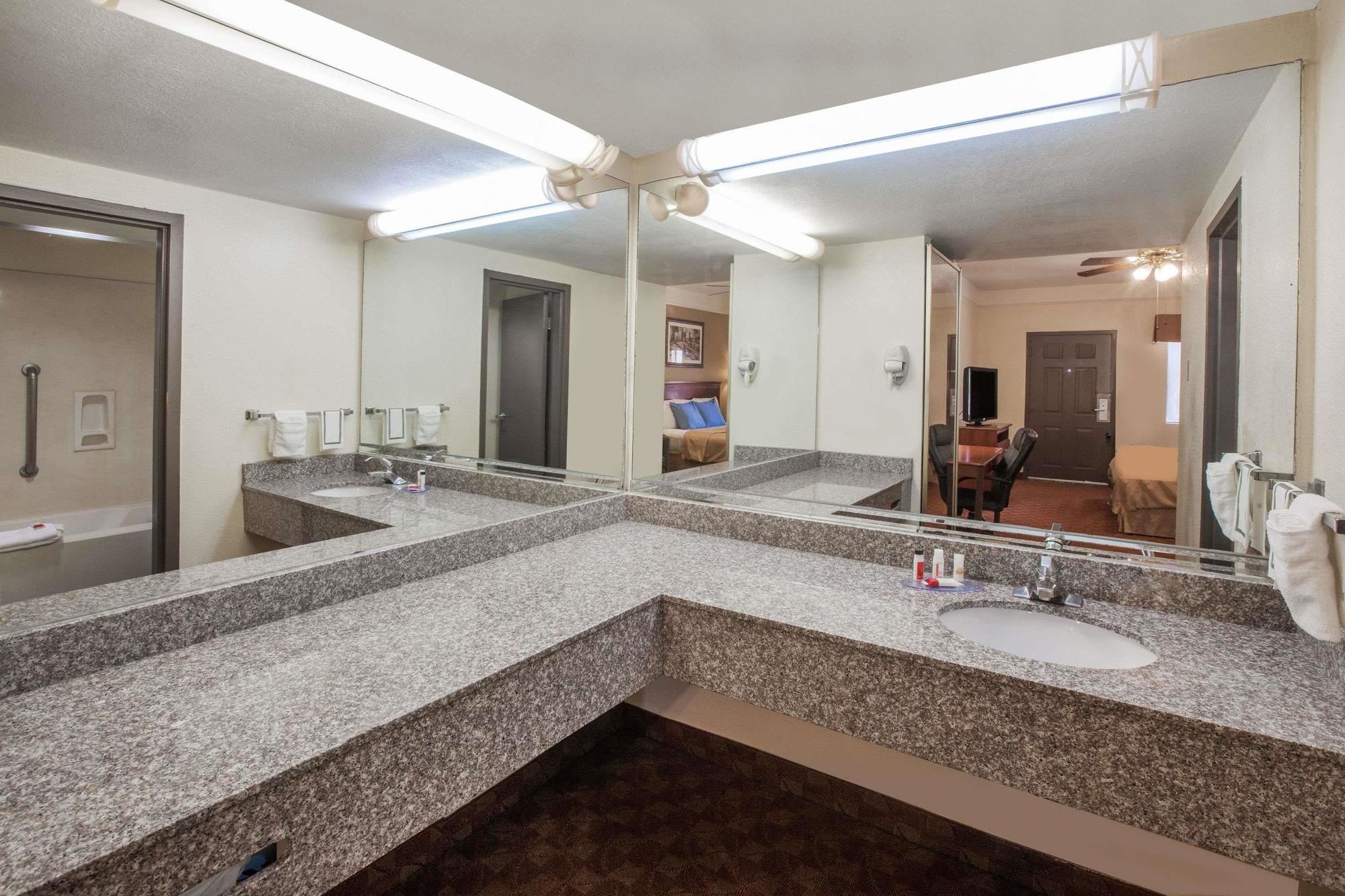 Days Inn & Suites by Wyndham NASA Space Center Houston
