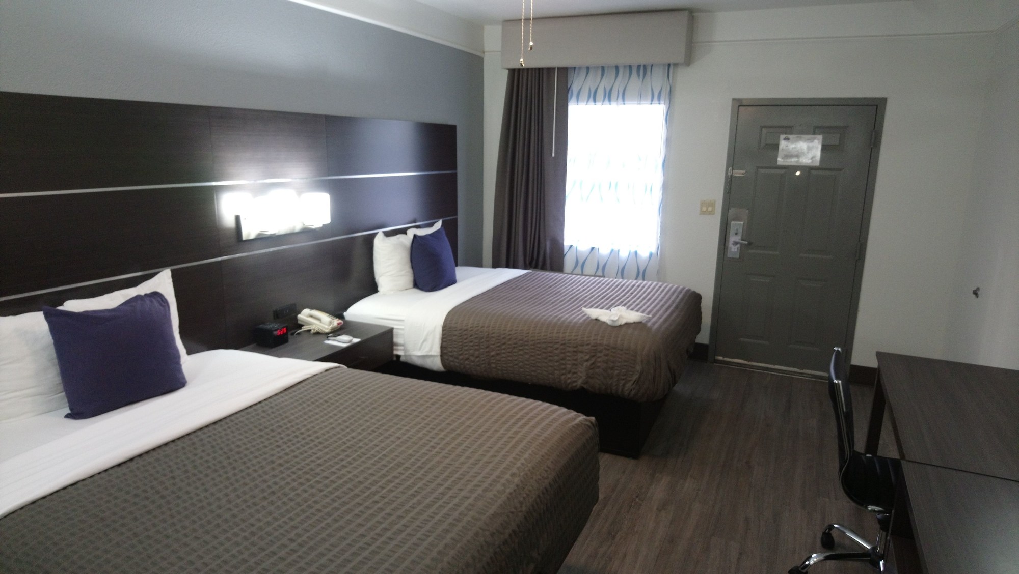 Days Inn & Suites by Wyndham NASA Space Center Houston